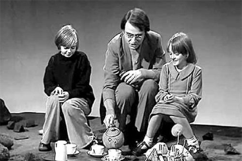 1977년 ‘행성’을 주제로 강연한 칼 세이건이 어린이들과 화성 모형 앞에서 차를 마시는 모습. 한스미디어 제공