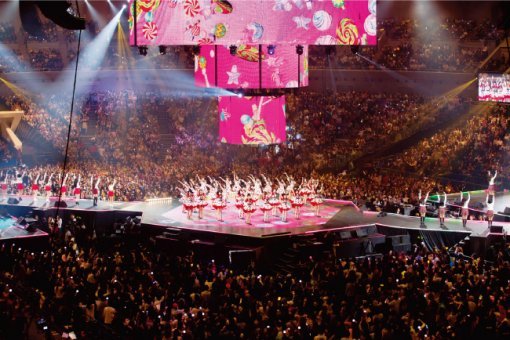 MAMA(엠넷 아시안 뮤직 어워드)에서 일본 AKB48과 한국 걸그룹들의 합동 공연 모습.[사진제공·CJE&M]