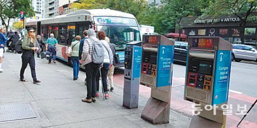 미국 뉴욕 맨해튼의 선별버스 정거장에 무인 요금 결제기가 놓여 있다. 이곳에서 요금을 미리 결제한 시민들은 버스 앞뒤 문으로 올라탔다. 뉴욕=박용 특파원 parky@donga.com