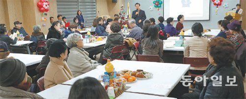 “치매안심마을 이렇게 만들겠습니다” 7일 오전 서울 용산구청에서 열린 ‘치매가족 지지 프로그램’에서 성장현 용산구청장(마이크 쥔 남성)이 치매안심마을 프로젝트를 설명하고 있다. 안철민 기자 acm08@donga.com