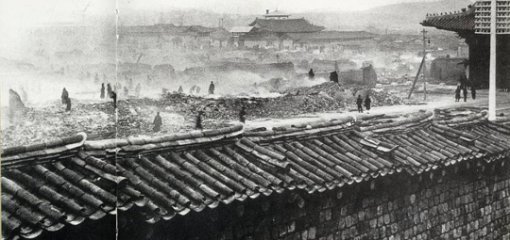1904년 경운궁 화재 모습. 중화전 주변 전각 대부분이 내려앉았고, 일본 군인들이 건물 잔해를 뒤지고 있다. ‘디 일러스트레이션(The Illustration)’에 실린 사진이다. N 프랜시스 촬영. 한국학중앙연구원 제공