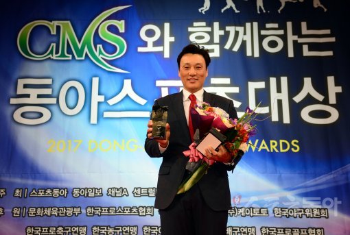 스포츠동아가 동아일보, 채널A, CMS(센트럴메디컬서비스㈜)와 공동으로 주최하고 국내 5대 프로스포츠(프로야구·프로축구·남녀프로농구·남녀프로배구·남녀프로골프) 종목별로 올 한해를 빛낸 최고의 선수를 선정하는‘CMS와 함께하는 2017 동아스포츠대상’시상식이 11일 서울 광화문 포시즌스호텔서울에서 개최됐다. 동아스포츠대상 특별상을 수상한 이승엽이 카메라를 향해 포즈를 취하고 있다. 김민성 기자 marineboy@donga.com