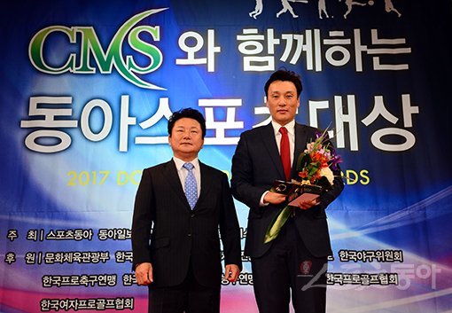 스포츠동아가 동아일보, 채널A, CMS(센트럴메디컬서비스㈜)와 공동으로 주최하고 국내 5대 프로스포츠(프로야구·프로축구·남녀프로농구·남녀프로배구·남녀프로골프) 종목별로 올 한해를 빛낸 최고의 선수를 선정하는‘CMS와 함께하는 2017 동아스포츠대상’시상식이 11일 서울 광화문 포시즌스호텔서울에서 개최됐다. 동아스포츠대상 특별상을 수상한 이승엽이 김부근 센트럴메디컬서비스(주) 대표와 기념촬영을 하고 있다. 김민성 기자 marineboy@donga.com