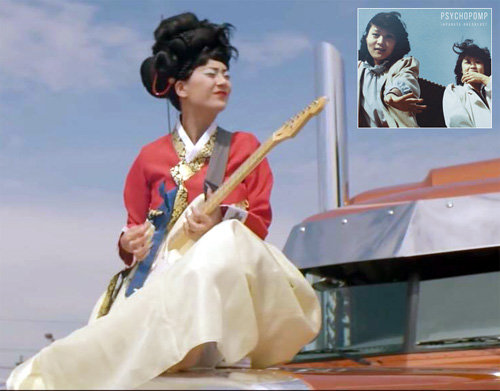 미셸 조너가 세상을 떠난 어머니의 한복을 입고 미국 필라델피아 거리에서 기타를 치는 뮤직비디오 장면. 조너는 자신이 한국인이라는 것을 적극적으로 알리고 싶어 영상에 다양한 한국 문화를 담았다. 작은 사진은 조너 어머니(왼쪽)의 젊은 시절 사진을 활용한 앨범 재킷. 유튜브 화면 캡처·김밥레코즈 제공