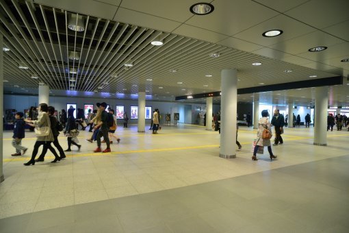 일본 홋카이도 삿포로시의 지하 보행로 '지카호'에서 보행자들이 길을 걷고 있다. 2011년 개통한 지카호는 1971년 문을 연 오로라타운·폴타운과 연결된 삿포로 중심가의 1.9㎞ 길이 지하 보행로 중 일부다. 삿포로관광협회 제공