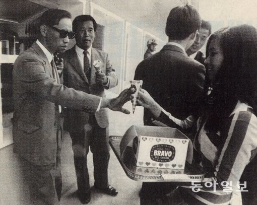 1972년 판문점에서 열린 남북적십자회담 당시 남북 대표단에 부라보콘이 제공되는 모습. 동아일보DB