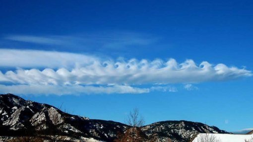 청천난류가 발생하는 지역에서 자주 볼 수 있는 구름 모양. 공기가 뒤섞인 모양을 따라 흘러 돌돌 말린 톱날 형태로 구름이 만들어집니다. (자료 : 항공기상청)