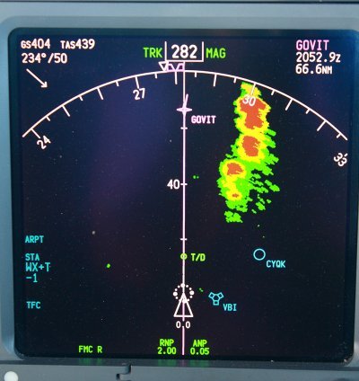 보잉 737기 조종석에 장착된 항로 지도. 노랗고 빨갛게 표시된 부분이 기상 레이더가 포착한 구름입니다. 조종사는 이 구름들을 가급적 피해서 비행기를 조종합니다. (자료 : 위키피디아 미디어자료실)