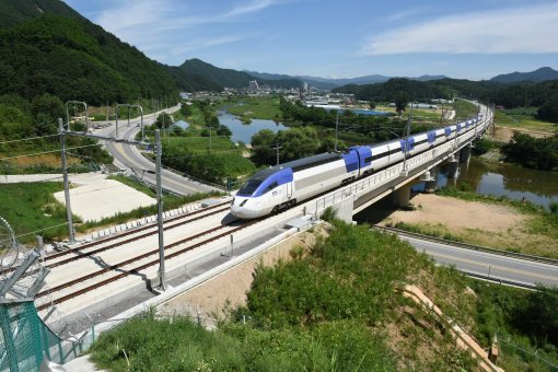 국유철도운전규칙에 따라 왼쪽 선로를 달리고 있는 KTX. 한국철도시설공단 제공
