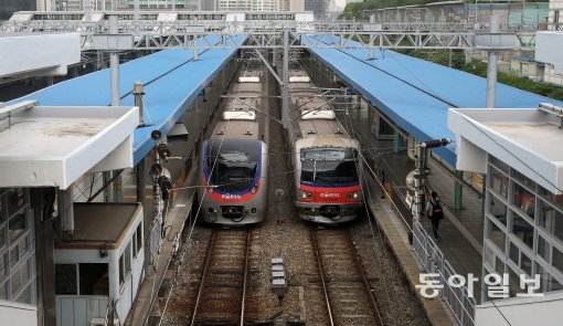 1호선은 좌측 통행이기 때문에 사진 아래쪽을 향해 달리는 건 오른쪽 열차입니다. 양회성 기자 yohan@donga.com