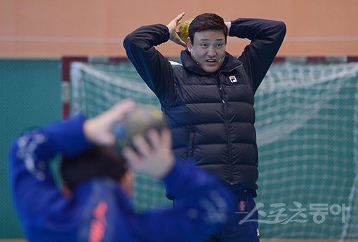 8일 강원도 삼척시 교동로에 위치한 삼척초등학교에서 ‘강원랜드 레전드 초청 스포츠 꿈나무 교실‘이 열렸다. 윤경신 두산 핸드볼팀 감독이 유소년 학생들을 지도하고 있다. 삼척 | 김진환 기자 kwangshin00@donga.com