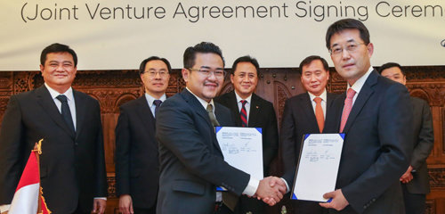 12일 주한 인도네시아대사관에서 이인철 현대자동차 상용수출사업부 전무(앞줄 오른쪽)와 이키 위보워 AG그룹 사장이 두 회사가 인도네시아에 상용차 합작법인을 세우기로 계약한 후 기념촬영을 하고 있다. 현대자동차 제공