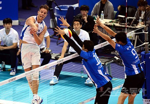 6일 대전 충무체육관에서 ‘2017-2018 도드람 V리그‘ 대전 삼성화재와 천안 현대캐피탈의 경기가 열렸다. 삼성화재 타이스가 현대캐피탈 블로커를 피해 스파이크를 날리고 있다. 대전 | 김민성 기자 marineboy@donga.com