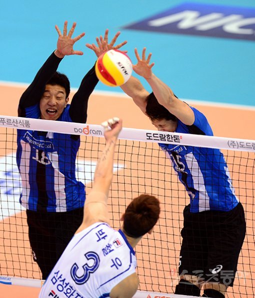6일 대전 충무체육관에서 ‘2017-2018 도드람 V리그‘ 대전 삼성화재와 천안 현대캐피탈의 경기가 열렸다. 현대캐피탈 신영석, 문성민이 삼성화재 박철우의 스파이크를 블로킹하고 있다. 대전 | 김민성 기자 marineboy@donga.com