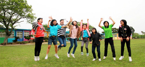 무지개 색깔 학교 건물로 유명한 제주 제주시 애월읍 더럭분교는 저렴한 임대주택 제공과 특색 있는 교과 운영으로 학생이 늘어나 내년부터 본교로 바뀔 예정이다. 제주도교육청 제공