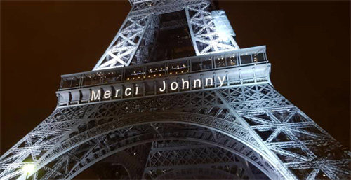 프랑스 파리시가 9일 에펠탑에 켠 ‘고마워요 조니(Merci Johnny)’ 문구의 조명.