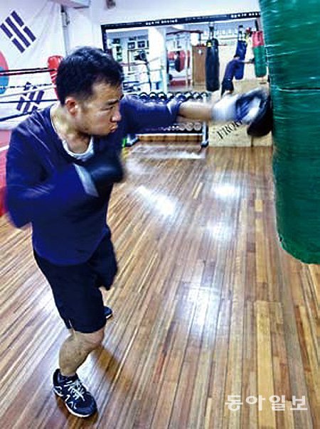 앉은 자세로 오래 일하는 굴삭기 기사 정진우 씨(41)는 복싱으로 하체를
단련한다. 강동영 기자