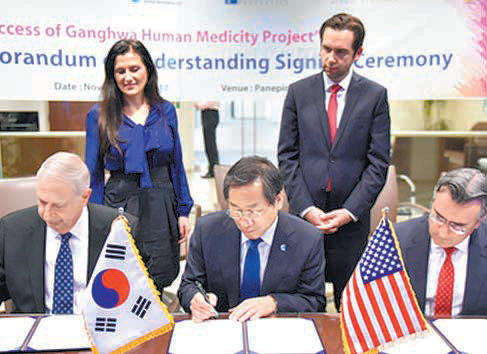 유정복 인천시장(가운데)이 지난 달 15일 미국 현지에서 파나핀토사 관계자들과 업무협약을 체결했다.