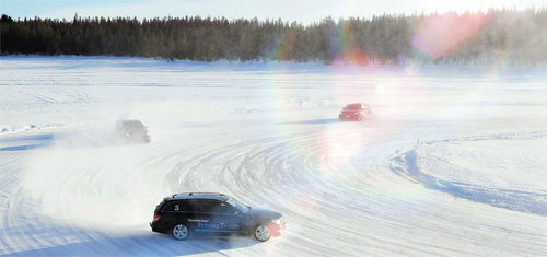 일반 시판차와 거의 같은 차로 얼음호수를 질주할 수 있는 것이 겨울 운전 프로그램의 가장 큰 매력이다. 메르세데스벤츠 제공