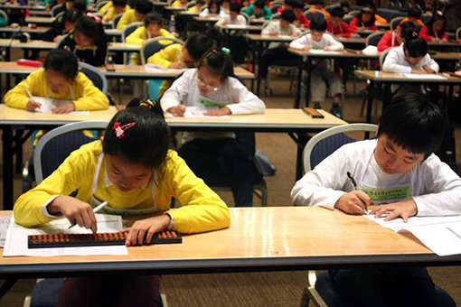 한국주산올림피아드에 참가한 어린이들이 주판을 이용해 계산문제를 풀고 있다. 사진제공 ㅣ 한국주산연합회