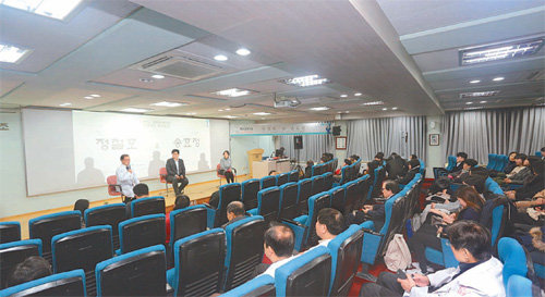 12일 계명대 동산병원 강당에서 영화 관람을 마친 관객들이 정철호 정신건강의학과 교수와 송효정 영화평론가의 이야기를 듣고 있다. 계명대 동산병원 제공