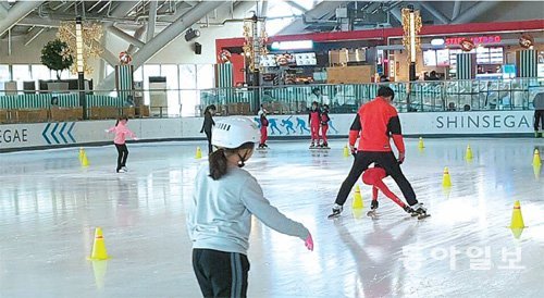 12일 오후 부산 해운대구 신세계백화점 센텀시티점 아이스링크. 학교 수업을 마친 어린이들이 스케이트를 즐기고 있다. 강성명 기자 smkang@donga.com