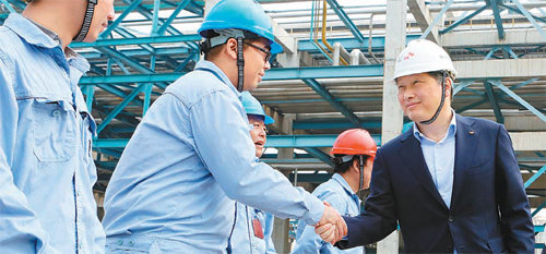 2015년 8월 중한석화를 방문한 최태원 SK 회장(오른쪽)이 현지 근로자들을 격려하고 있다. SK이노베이션 제공