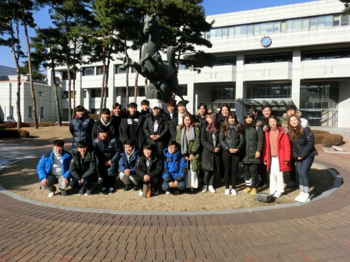 이정은 왕정훈 등 한국체대 골프부 선수들이 박영민 지도교수와 화이팅을 외치고 있다. 한국체대 제공