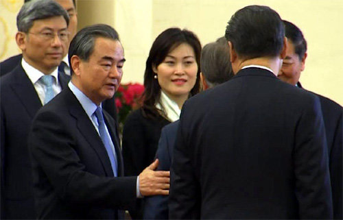 14일 공식 환영식이 열린 중국 베이징 인민대회당의 북대청에서 중국 왕이 외교부장이 문재인 대통령의 팔을 툭 건드리는 모습. CBS노컷뉴스 제공
