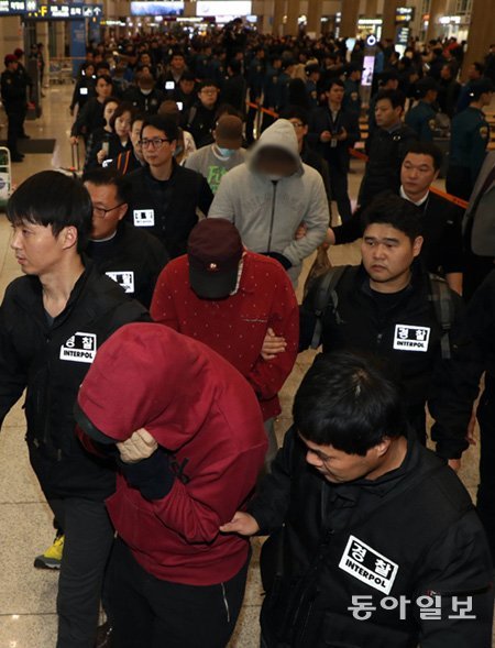 인천국제공항 도착 14일 전세기로 필리핀에서 송환된 범죄 피의자 47명이 경찰과 함께 인천국제공항 출국장을 빠져나오고 있다. 인천=양회성 기자 yohan@donga.com