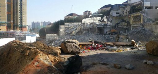 마세다린 본사 건물이 13일 경기 용인시 동천2지구 도시개발사업 계획에 따라 철거되고 있다. 닭강정을 비롯한 4개 브랜드를 
운영하는 마세다린은 2013년 6월 110억 원을 들여 지하 2층, 지상 2층 본사를 세웠다. 해당 터가 도시개발사업에 포함되면서
 4년 만에 철거됐다. 독자 제공