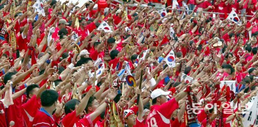 2002년 한일 월드컵 당시 거리 응원전을 펼치는 붉은악마들.  동아일보DB