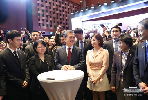 한·중 경제무역 파트너십 개막식에 참석한 배우 송혜교(오른쪽 세 번째). 사진제공｜청와대