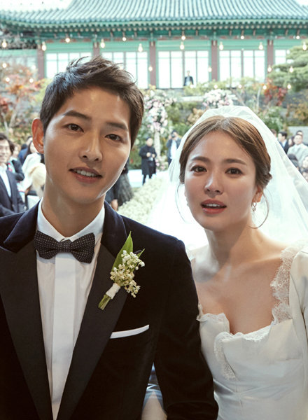 지난 10월31일 결혼한 배우 송중기(왼쪽)·송혜교 부부. 사진제공｜블러썸엔터테인먼트·UAA(United Artists Agency)