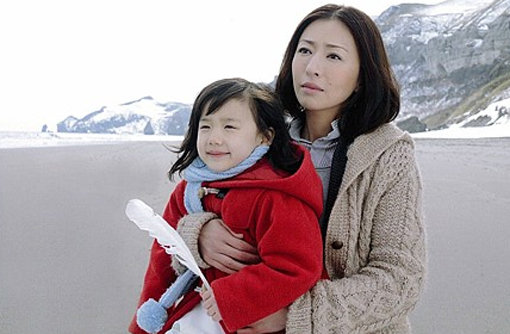 동명의 일본드라마 ‘마더’에서 초등학교 교사 역을 맡았던 마츠유키 야스코(오른쪽)와 엄마에 학대받는 제자 역을 맡았던 아시다 마나. 사진제공｜일본 NTV