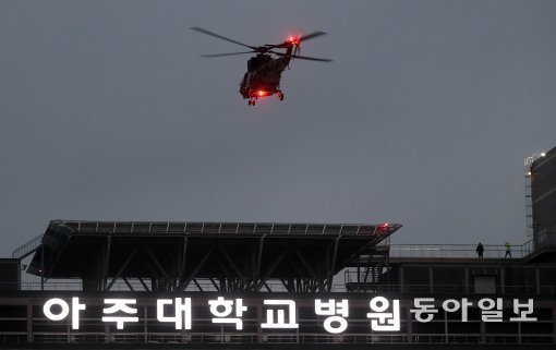 군 의료헬기가 14일 오후 북한군 병사 오창성 씨를 군 병원으로 이송하기 위해 경기 수원 아주대병원 옥상헬기장으로 착륙하고 있다. 양회성 기자 yohan@donga.com