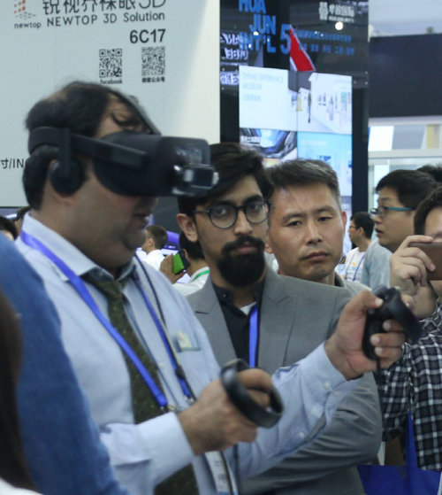 지난달 16일부터 21일까지 중국 선전에서 열린 ‘2017 중국하이테크페어(CHTF)’에서 한 외국인 관람객이 국내 문화기술(CT) 기업 ‘포던비전’의 가상현실(VR) 프로그램을 체험하고 있다. 한국콘텐츠진흥원 제공