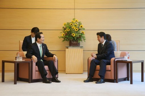 사진=정세균 의장 아베 총리 6월 8일 오후 정세균 국회의장이 일본 도쿄 총리관저에서 아베 신조(安倍 晋三) 총리와 만나고 있다. 국회의장실 제공