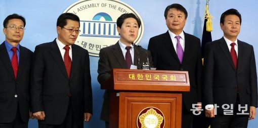 사진=한국당 당무감사 후폭풍, 유기준 회견 자유한국당 당무감사 결과 당협위원장 컷오프 대상이 된 유기준 의원과 타 지역 당협위원장들이 18일 오후 서울 여의도 국회 정론관에서 당무감사 결과에 대한 반박 기자회견을 하고 있다. 전날 당은 지난 10월27일부터 약 2주간에 걸쳐 진행한 당무감사 결과를 토대로 서청원·유기준·배덕광·엄용수 의원 등 현역 의원 4명과 원외 당협위원장 58명 등 총 62명의 당협위원장을 자격 박탈 대상으로 확정했다. 최혁중 기자 sajinman@donga.com