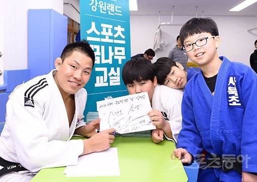 교습이 끝난 직후에 김재범 코치가 사북초등학교 유도부 아이들 전원을 위해 즉석 사인회를 열었다. 김 코치의 사인 한가운데 그랜드슬램이라는 문구가 눈에 들어온다. 정선 ｜ 김진환 기자 kwangshin@donga.com