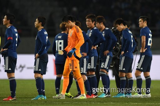 한일전이 이렇게 무섭다. 승승장구하던 일본축구가 도쿄에서 열린 E-1 챔피언십에서 4-1로 참패당한 뒤 참담함을 감추지 못하고 있다. 바히드 할릴호지치 감독은 역적이 됐고, 경질론에 휩싸였다. 16일 한국에 참패한 일본 선수단의 참담한 표정. 사진=게티이미지코리아