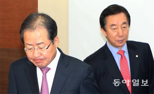 당무감사 후유증에 최고위 취소 18일 서울 여의도 당사에서 열린 자유한국당 소상공인특별위원회 임명장 
수여식에 나란히 참석한 홍준표 대표(왼쪽)와 김성태 원내대표. 당무감사로 현역 의원 등이 탈락한 후유증 때문에 최고위원회의는 
취소됐다. 최혁중 기자 sajinman@donga.com