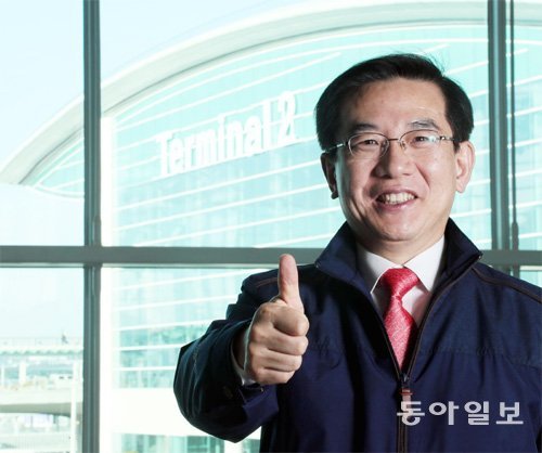 개장을 한 달 앞둔 인천공항 제2여객터미널에서 정일영 인천국제공항공사 사장이 ‘이상 무’의 뜻으로 엄지를 세우며 활짝 웃고 있다.
 정 사장은 “공항 이용객들이 24시간 연중무휴로 편안하게 이용할 수 있도록 완벽하게 준비하고 있다”며 자신감을 내비쳤다. 박영대
 기자 sannae@donga.com