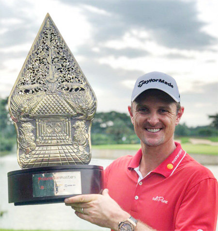 아시안투어 인도네시아 마스터스에서 정상에 오른 뒤 트로피를 들어 보이고 있는 저스틴 로즈. 29언더파를 기록한 로즈는 8타 차 우승으로 올 시즌의 대미를 장식했다. 사진 출처 저스틴 로즈 트위터