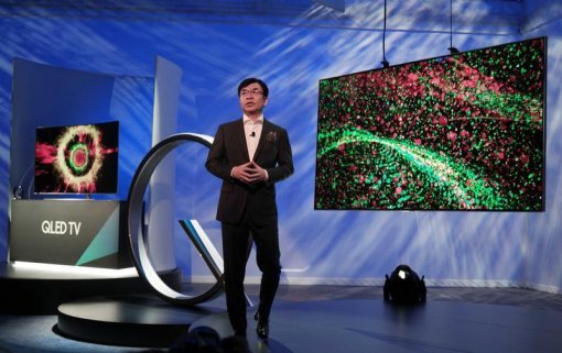 CES 2017에서 신제품 TV를 소개하는 삼성전자(출처=IT동아)