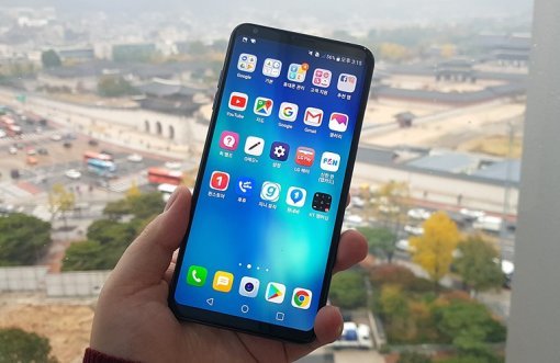 OLED 패널을 채택한 LG V30(출처=IT동아)