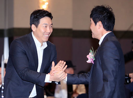 LG 김현수(왼쪽). 사진제공｜스포츠코리아