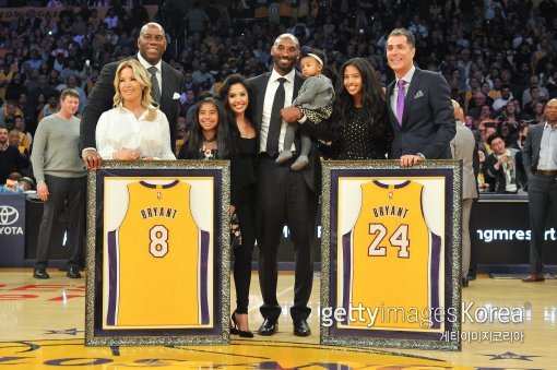 코비 브라이언트(가운데)가 19일(한국시간) 미국 로스앤젤레스 스테이플스센터에서 열린 NBA 2017∼2018 시즌 LA레이커스-골든스테이트 워리어스전 하프타임에 영구결번식을 가졌다. 사진=게티이미지코리아