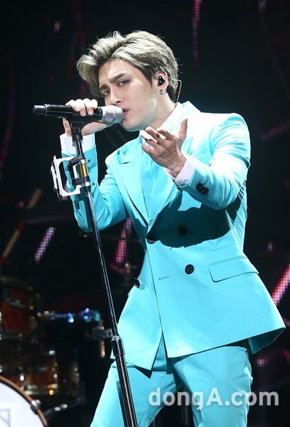 그룹 샤이니의 종현은 심각한 우울증과 외로움에 시달리다 극단적인 선택을 하고 말았다. 외로움으로 빚어진 그의 음악은 다시 조명받고 있다. 동아닷컴DB