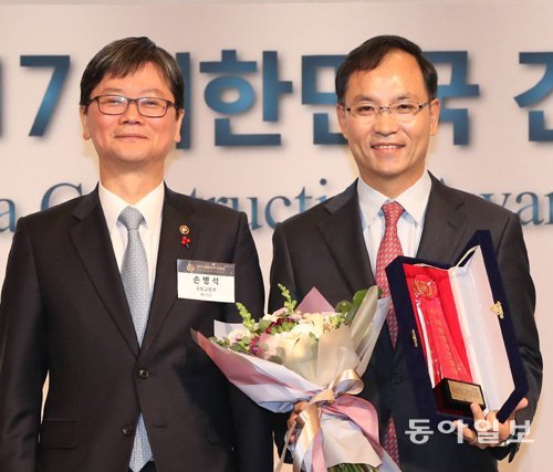 종합대상(국토교통부장관상)을 수상한 현대건설의 김정철 부사장(오른쪽)과 시상자 손병석 국토부 제1차관. 김재명 기자 base@donga.com